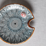 Fish Plate Round (M) Bursting with Joy in Blue